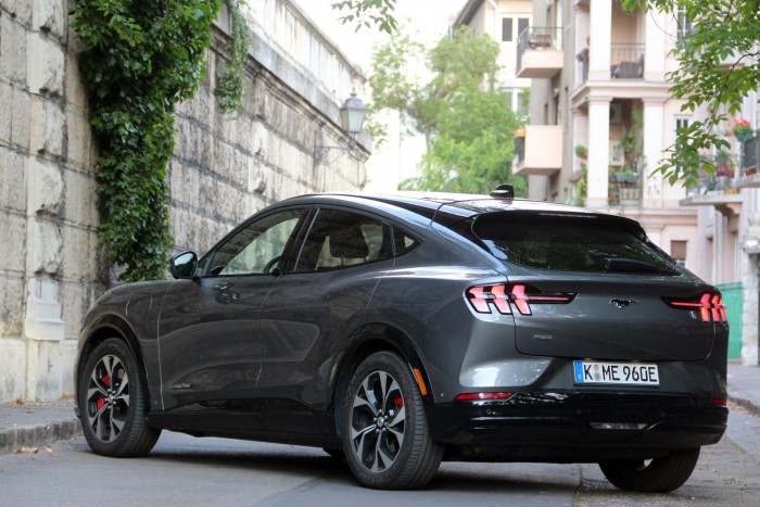 Kicsit sem Mustang, de jó villanyautó 1 Kicsit sem Mustang, de jó villanyautó 1