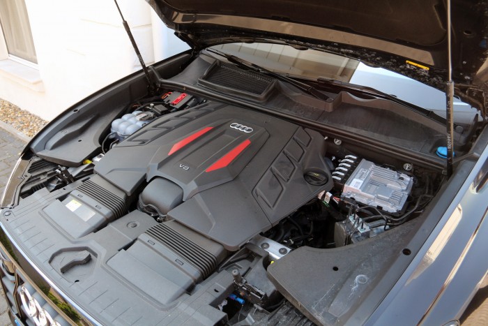 Audi SQ8: Precíziós csapásmérő 6 Audi SQ8: Precíziós csapásmérő 6