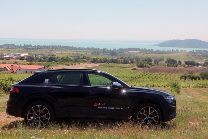 Audi SQ8: Precíziós csapásmérő 10 Audi SQ8: Precíziós csapásmérő 10