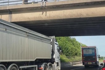 A hős kamionos beállt a híd alá, ahonnan le akart ugrani egy férfi 