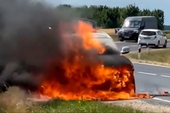 Lángokba borult egy BMW Sárváron, videóra vették
