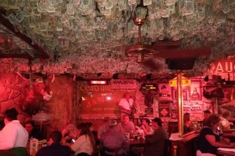 Kétmillió dollár díszíti a kocsma falát