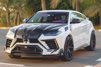 A lila beltérrel vadított Lamborghini Urusról nem a visszafogottság jut eszünkbe