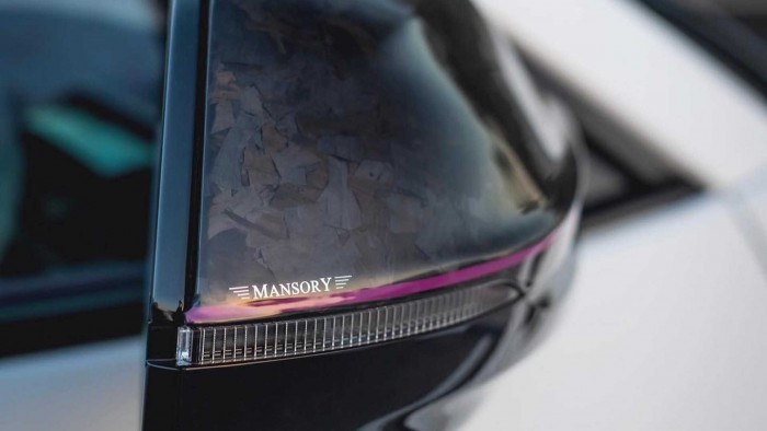 A lila beltérrel vadított Lamborghini Urusról nem a visszafogottság jut eszünkbe 6