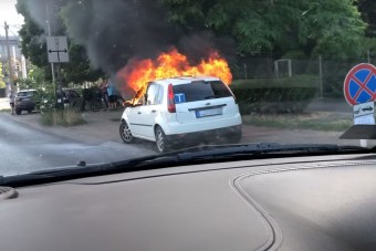 Szép nagy lángokkal égett egy autó a Puskás Stadionnál