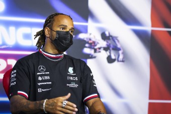 F1: Átalakították Hamilton kormányát hibája után