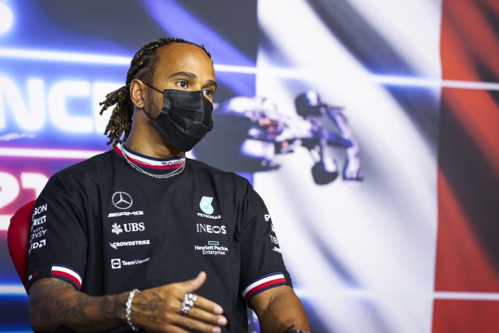 F1: Átalakították Hamilton kormányát hibája után