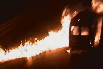 Egy kisbusz gyakorlatilag felgyújtotta az M7-es völgyhidat