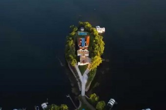 Kilátás a tóra, saját mozi, és nyolcautós garázs jár ehhez az álomotthonhoz