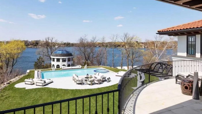 Kilátás a tóra, saját mozi, és nyolcautós garázs jár ehhez az álomotthonhoz 2 | Vezess Kilátás a tóra, saját mozi, és nyolcautós garázs jár ehhez az álomotthonhoz 2