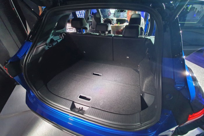 Itthon a benzinnel működő villanyautó 10