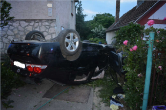Felöntött a garatra a sofőr, autóstul borult a kertbe