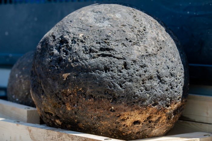 Másfél mázsás ágyúgolyót találtak a Lánchídnál