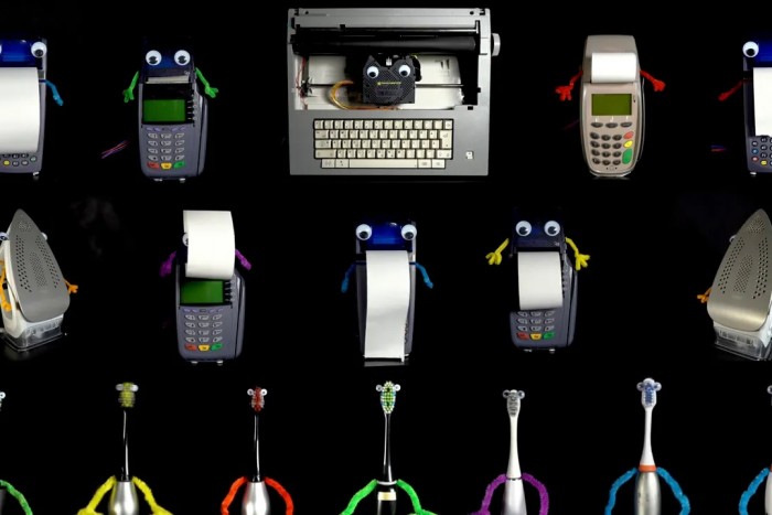 Vasaló, írógép és elektromos fogkefék álltak össze egy bandává