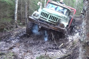 Nézd 40 percig, ahogy orosz nagyvasak gyúrják a sarat