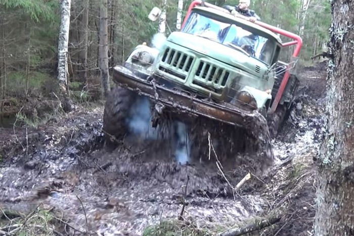 Nézd 40 percig, ahogy orosz nagyvasak gyúrják a sarat