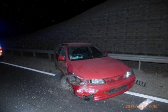 Ismerősétől lopott autóval, ittasan és jogsi nélkül karambolozott