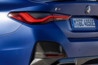 Megérkezett a BMW elektromos kupélimuzinja