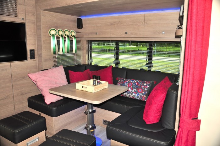 Ilyen egy különleges magyar lószállító teherautó 2