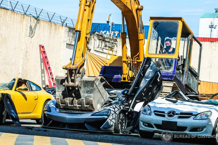 Buldózerrel darált be luxusautókat a vámhivatal
