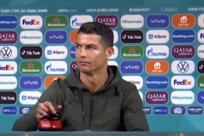 Ronaldo félretolta a kólát, a Coca-Cola azonnal bukott 4 milliárd dollárt