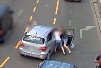 Kevesellték az autóért kapott pénzt, a Kálvin téren rángatták ki a vevőket a kocsiból