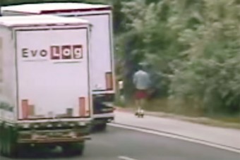 Rollerrel nyomta az M1-esen, aztán a rendőröket is kicselezte