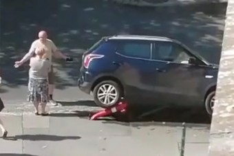 Nem tudni, hogyan sikerült, de valaki ráparkolt egy tűzcsapra Budapesten