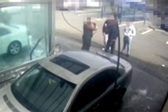 Verekedés volt egy pécsi autómosóban, videó is készült róla