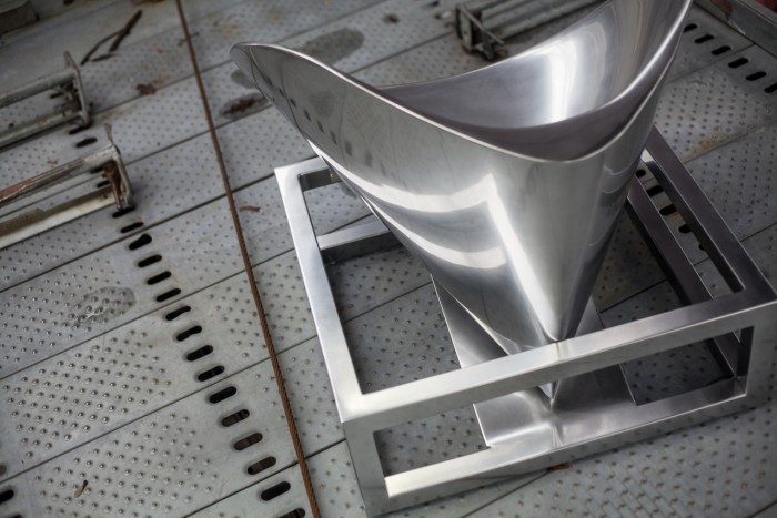 Autóalkatrészből készítettek modern széket 2