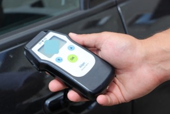 A rendőrök orra előtt sörözött két férfi, aztán simán elindultak kocsival Dorogon