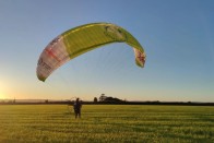 Villanymotoros siklóernyővel repülik körbe a Brit-szigeteket 2