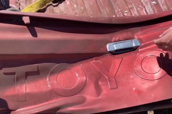 Így roncsolódott össze egy pick-up, miután ledobták több ezer méter magasból