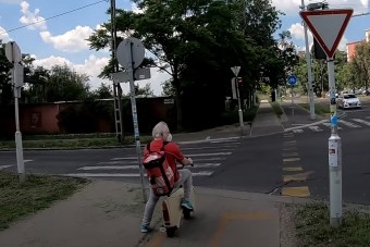 Trabant-testű elektromos rollerrel jár egy idős úr Budapesten