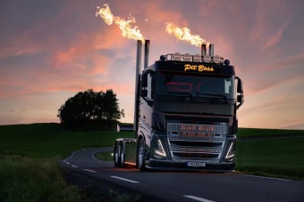 Tüzet okád a legújabb Volvo nyerges vontató 