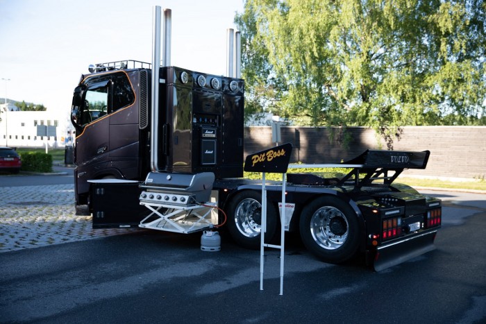 Tüzet okád a legújabb Volvo nyerges vontató 1 | Vezess Tüzet okád a legújabb Volvo nyerges vontató 1
