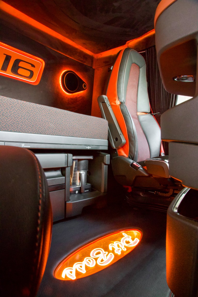 Tüzet okád a legújabb Volvo nyerges vontató 2 | Vezess Tüzet okád a legújabb Volvo nyerges vontató 2