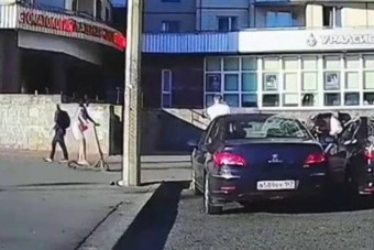 Akkorát ütköztek az e-rolleres lányok, hogy mentő vitte el őket