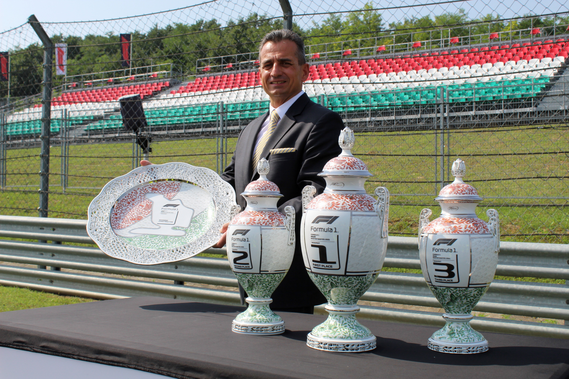 F1: Képeken a Magyar Nagydíj győztesének járó trófea 3