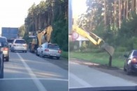 Utolsó vérig előzte a sort a tolakodó autós, komoly csattanás lett a vége 1