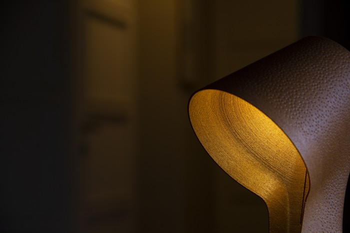 Narancshéjból készült ez az asztali lámpa 1