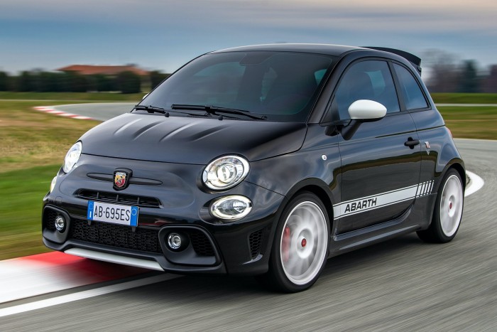 Teljesen eldurvult az apró sportkocsi 8