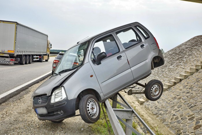 Gördeszkást játszott egy Suzuki az M86-os szalagkorlátján