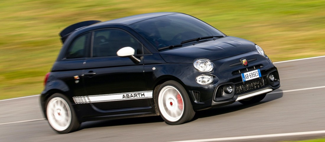 Teljesen eldurvult az apró sportkocsi