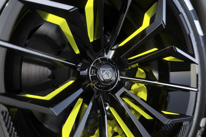 680 lóerős Batmobillal támad a Peugeot 7