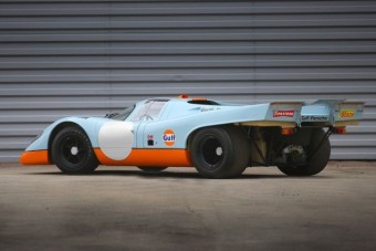 A benzin istenéhez intézett vallási szertartás, ahogy a Porsche 917 K beindul