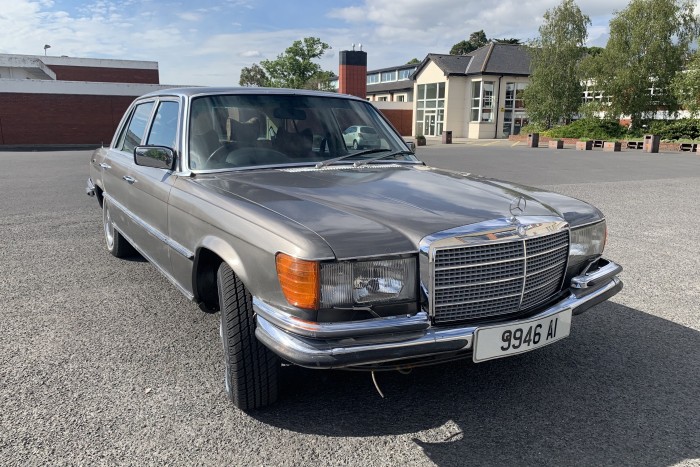 A U2 frontembere hajtotta ezt a Mercedest, új gazdát keres