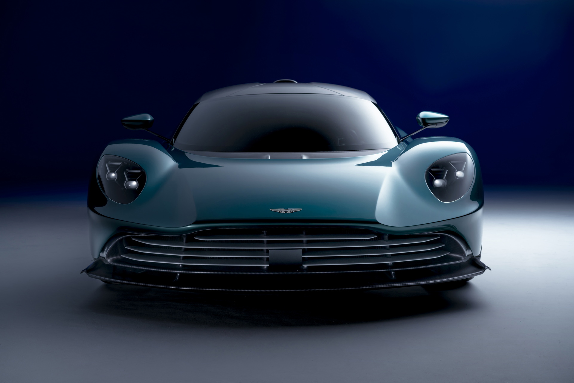 950 lóerős brutális sportautót mutatott be az Aston Martin 4