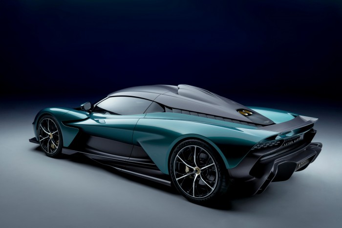 950 lóerős brutális sportautót mutatott be az Aston Martin 6