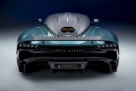 950 lóerős brutális sportautót mutatott be az Aston Martin 13